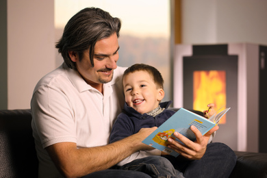 proPellets Vater mit Kind vorlesen Buch