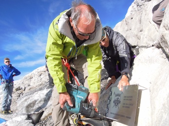 Hochwassermarkierung wird am Gletscher befestigt