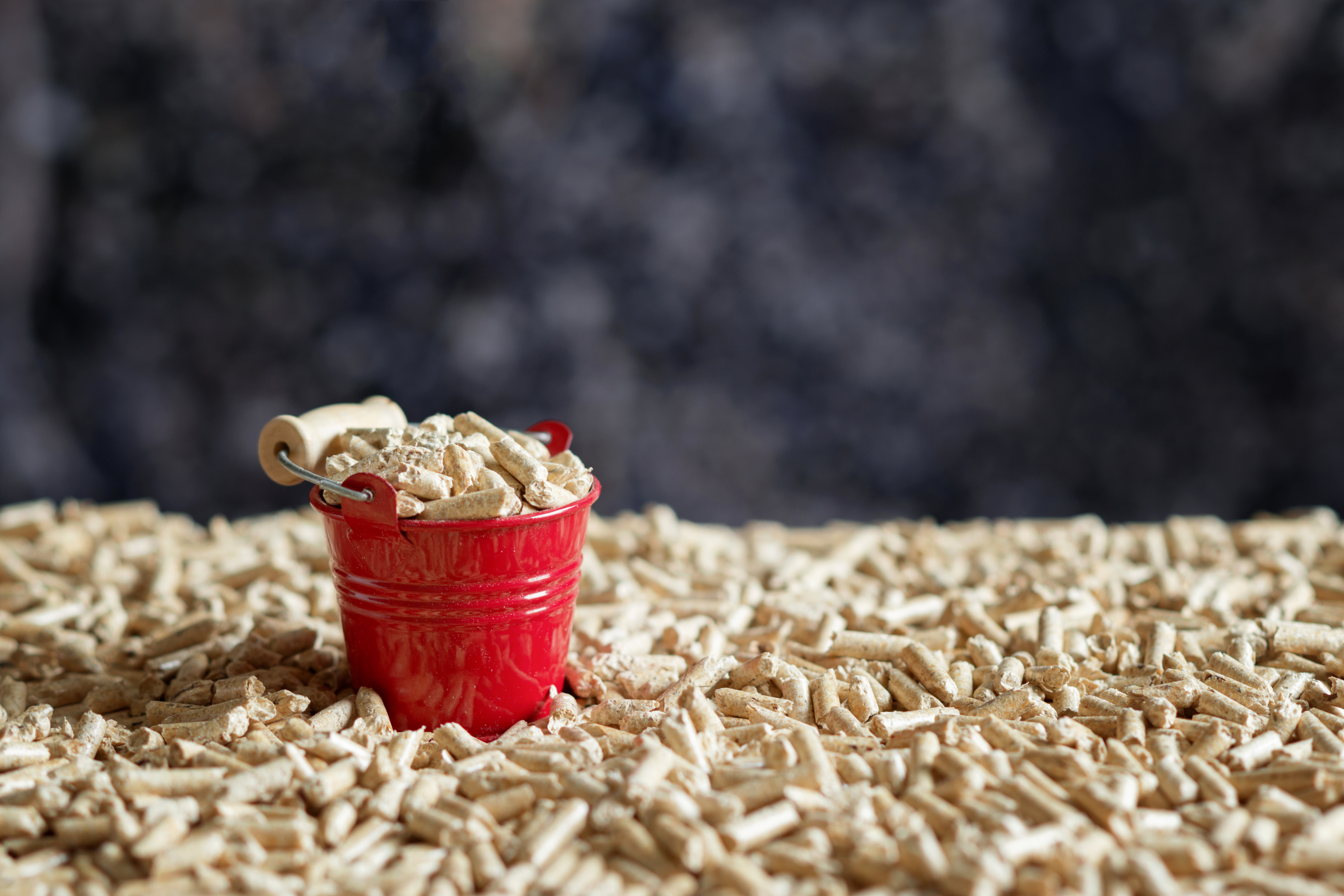 Holzpellets, Kuebel, rot