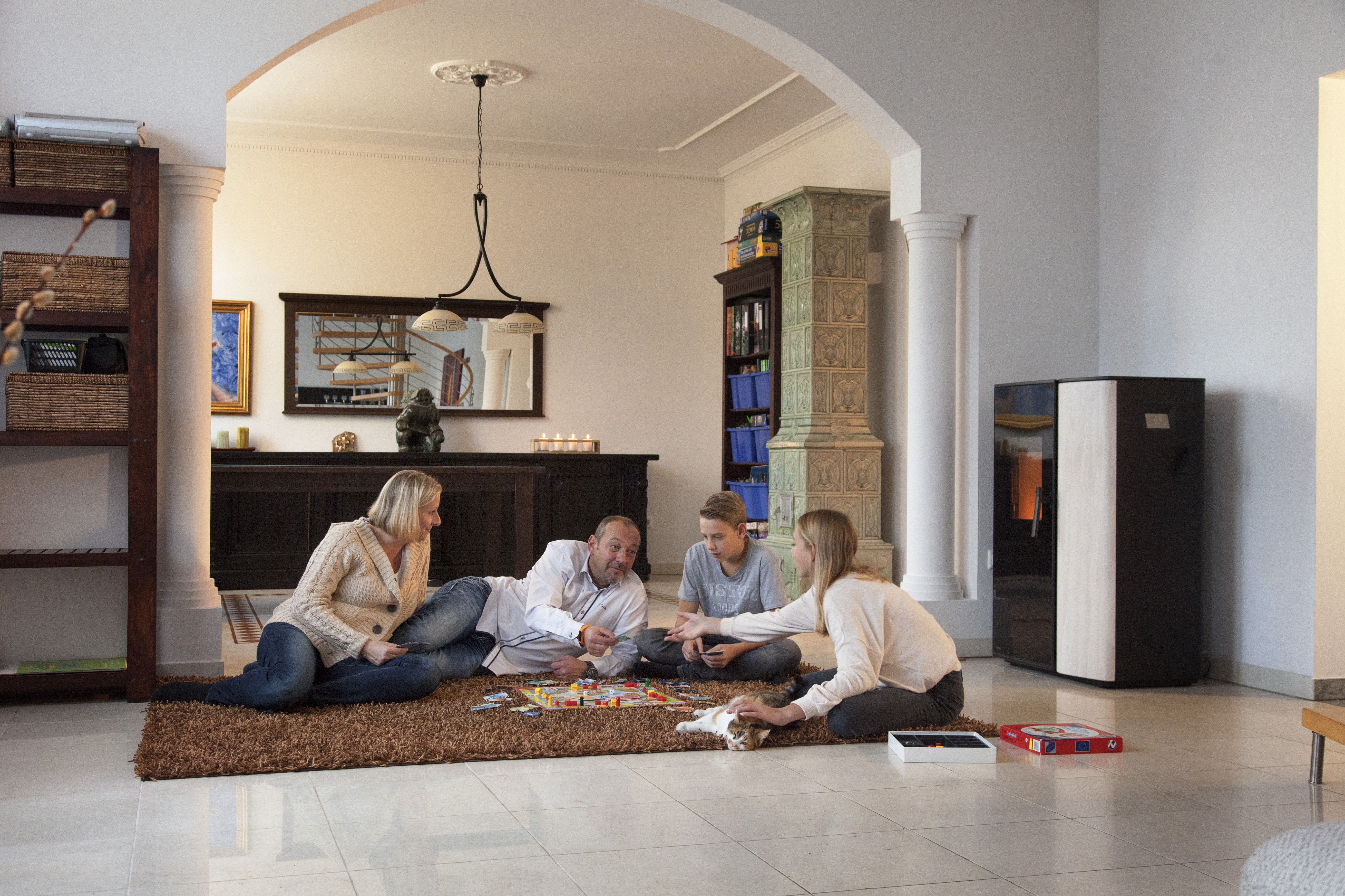 Pelletkaminofen Familie spielt Brettspiel