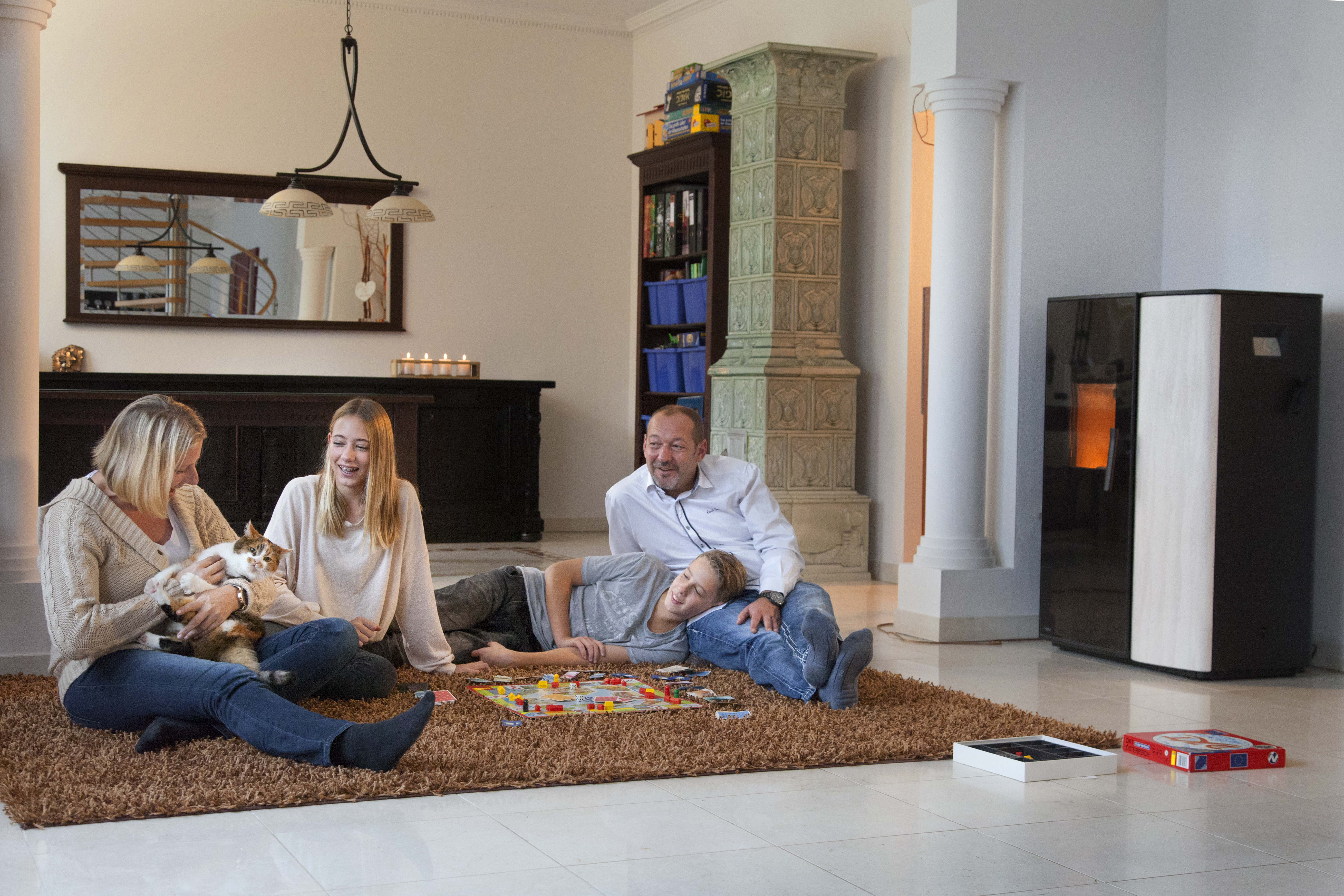 proPellets Pelletkaminofen Familie mit Katze