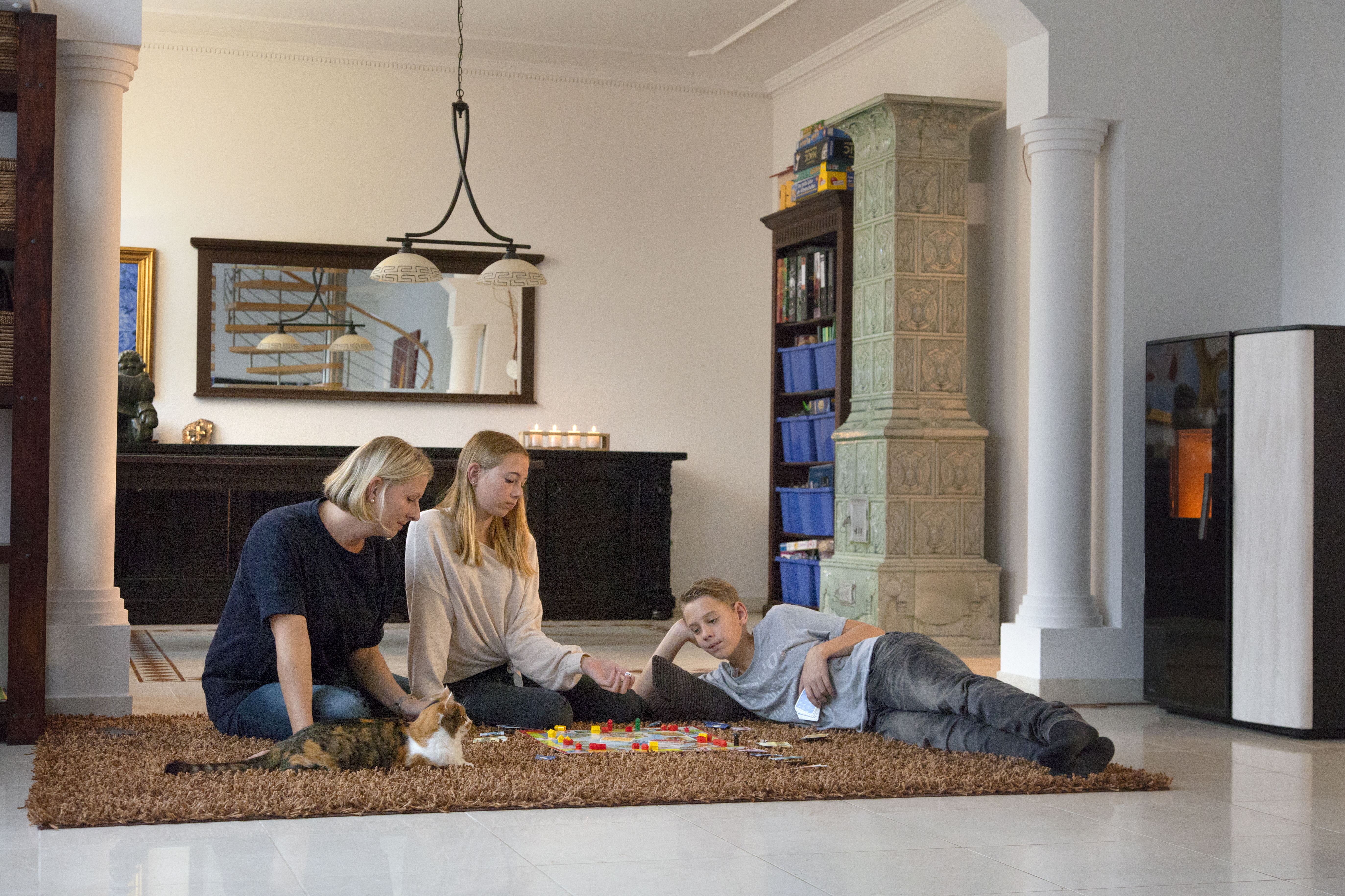 proPellets Pelletkaminofen Mutter spielt Brettspiel mit Kindern