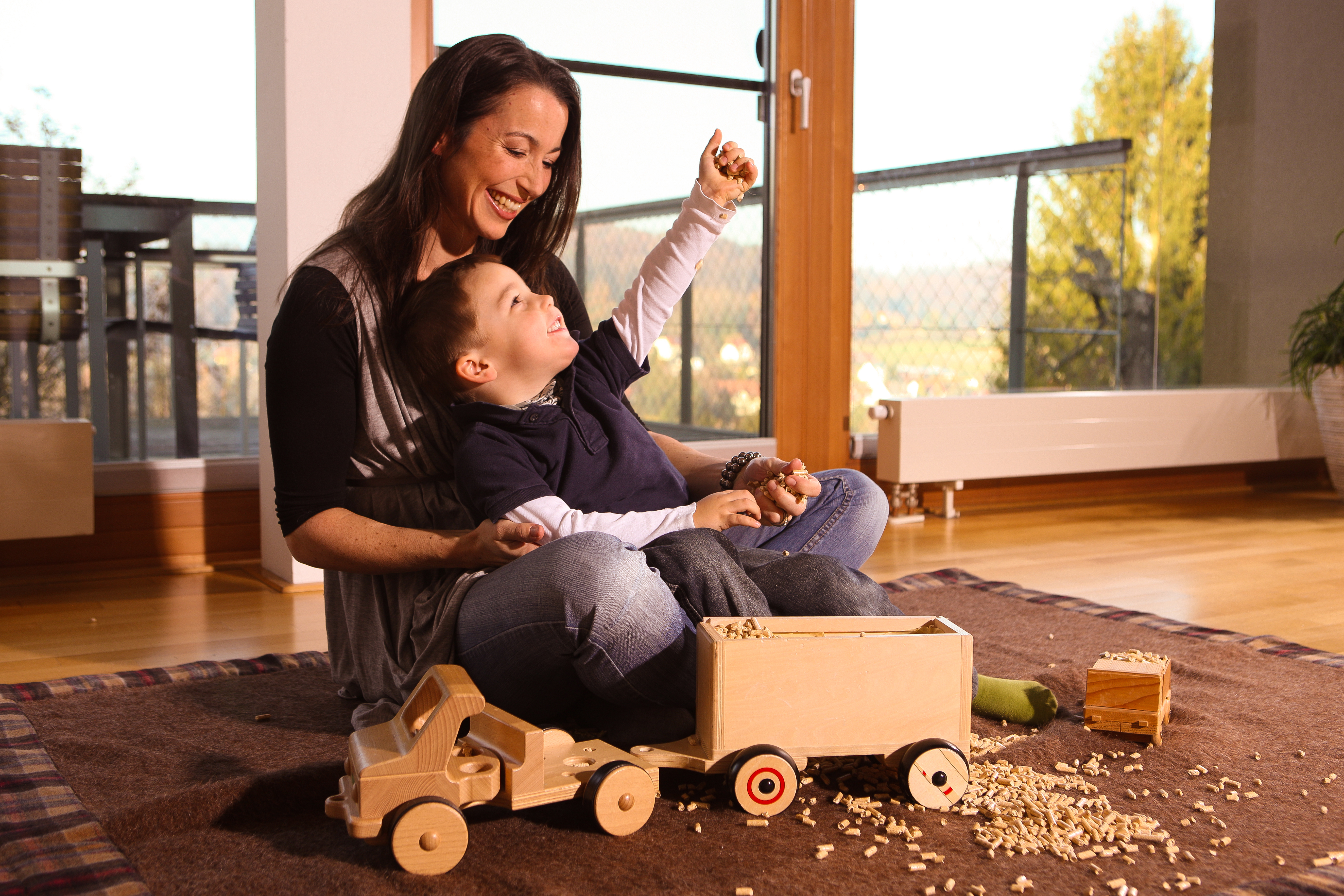 Mutter und Kind spielen mit dem Pelletzug