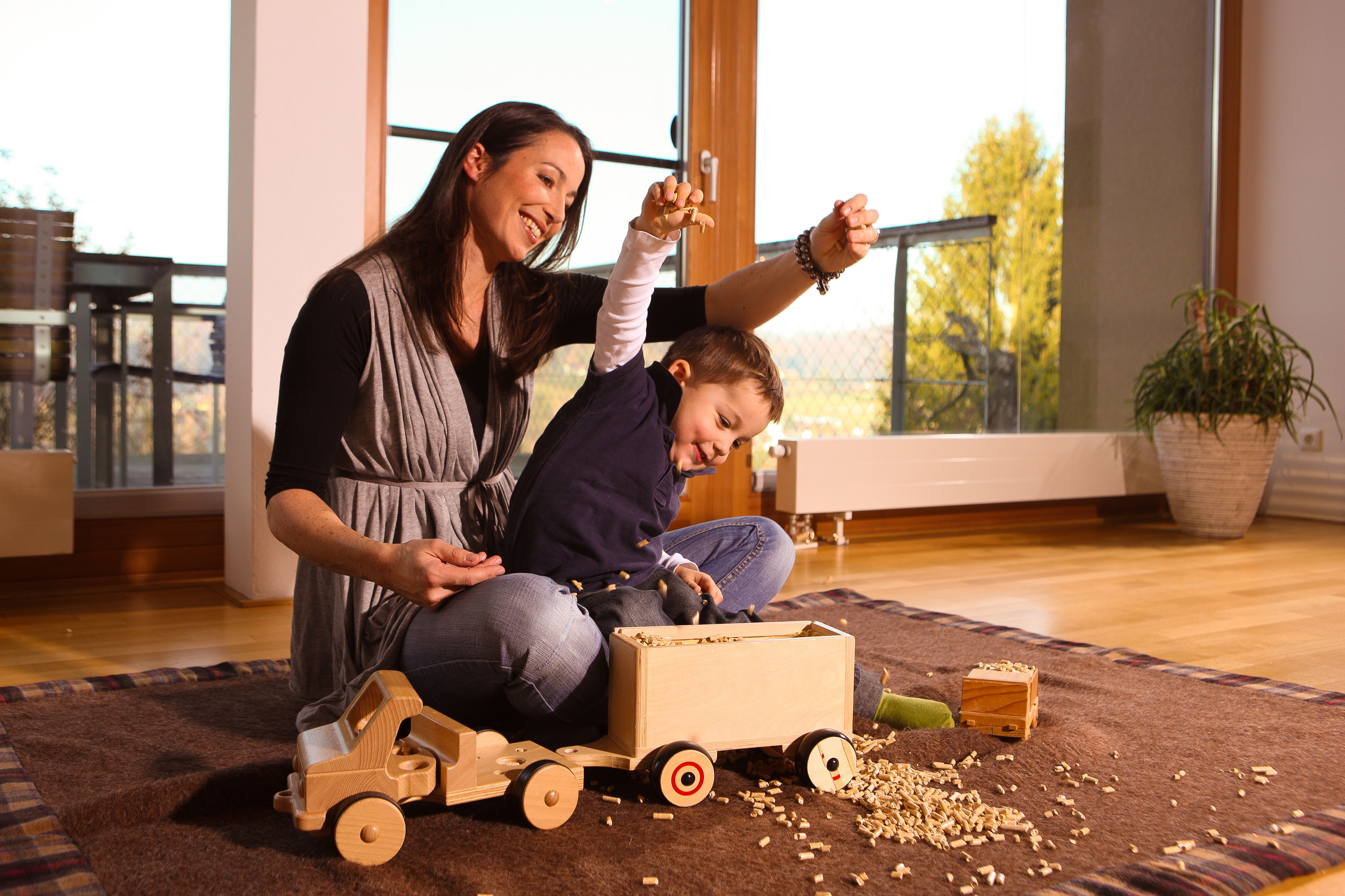 Mutter und Kind spielen mit dem Pelletzug 2