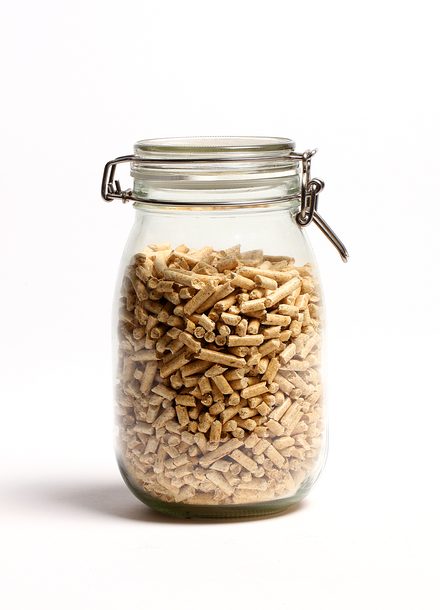 Vorratsglas gefüllt mit Holzpellets